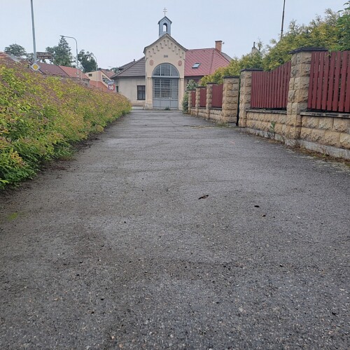 Kaple před