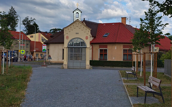 Upravené prostranství před kaplí sv. Kříže