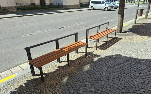 Nové lavičky a koše na náměstí Míru