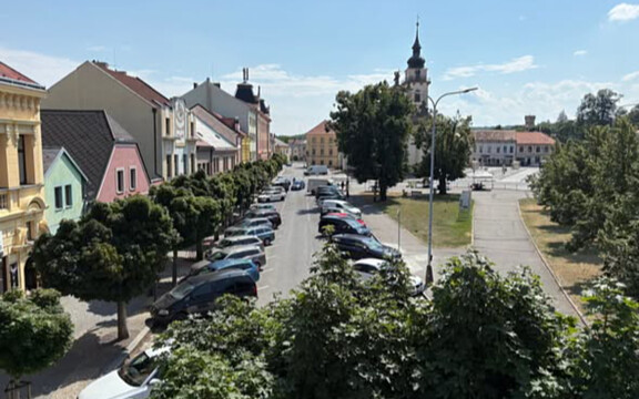 Šikmé parkování na náměstí Míru